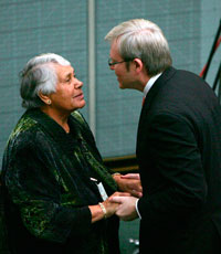 Lowitja O'Donoghue de 'Génération volée' et Kevin Rudd, le Premier ministre australien, à Canberra, le 13 février 2008.(Photo : Reuters)