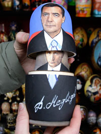 Un vendeur de rue à Saint-Pétersbourg montre une poupée russe aux portraits de Dmitri Medvedev et Vladimir Poutine, le 29 février 2008.(Photo : Reuters)