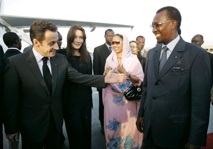 Nicolas Sarkozy et Carla Bruni (à gauche) accueillis par le président tchadien Idriss Déby Itno et son épouse Hinda à leur arrivée à Ndjamena le 27 février.(Photo : Reuters)