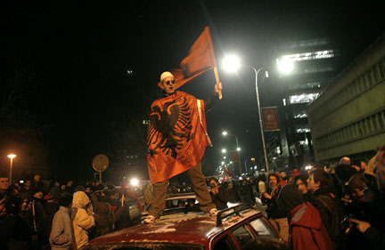 Les Kosovars ont défilé toute la nuit dans Pristina avec le nouveau drapeau en attendant la proclamation de l'indépendance.(Photo : Reuters)