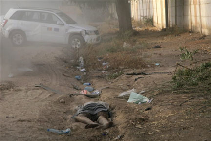 Un cadavre dans une rue de Ndjamena, le 3 février 2008.(Photo : AFP)