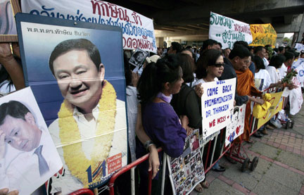 La foule attend le passage de Thaksin Shinawatra devant l'aéroport de Suvarnabhumi le 28 février.(Photo : Reuters)
