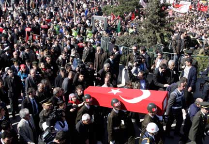 Istanbul, le 27 février 2008. Des gardes turcs transportent le cercueil d'Ibrahim Dogan, un des membres de l'armée turque mort pendant les affrontements avec le PKK, au nord de l'Irak.(Photo : Reuters)