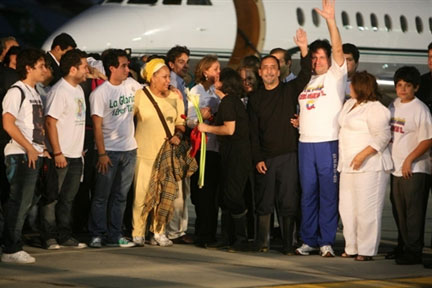 Venezuela. Aéroport de Maiquetia, le 27 février 2008. Des membres des familles des otages colombiens libérés par les FARC sont venus les accueillir.(Photo : AFP)