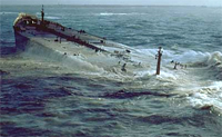 L'Amoco Cadiz s'échoue sur la côte de Portsall en Bretagne (Ouest de la France), le 16 mars 1978.(Domaine public)