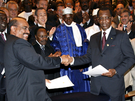 Poignée de main entre le président soudanais, Omar el-Béchir (gauche), et son homologue tchadien, Idriss Déby (droite), au terme de la signature d'un nouvel accord&nbsp;de paix.( Photo : Reuters )