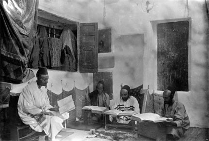 Juifs étudiant la Torah dans la synagogue de Sanaa, Hermann Burchardt (1907).(DR)