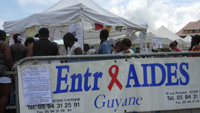 Stand d'associations de lutte contre le sida, à Cayenne.(Photo : Frédéric Farine)