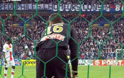 La banderole de la honte pendant la finale de la Coupe de la Ligue entre le PSG  et le RC Lens, le 30 mars 2008.(DR : France 3)
