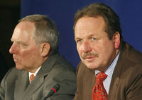Frank Bsirske (à droite), le patron des syndicats des services Verdi, en compagnie du ministre allemand de l'Intérieur, Wolfgang Schaeuble, le 11 janvier 2008.(Photo : AFP)