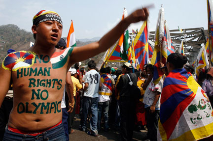 <i>«&nbsp;Pas de droits de l’homme, pas de Jeux Olympiques&nbsp;»,</i> crie ce Tibétain lors d’une manifestation dans le village de Rangpo dans le nord-est de Siliguri, le 25&nbsp;mars 2008.(Photo : Reuters)