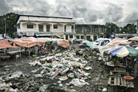 Aux Comores, des ordures sont déposées en plein centre du marché de Moroni faute de moyens. (Photo : AFP)