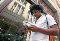 Le téléphone portable fait son apparition dans les rues de La Havane.(Photo: Reuters)