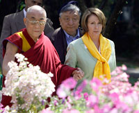 Le Dalaï Lama en compagnie de Nancy Pelosi, la présidente démocrate de la Chambre des représentants des Etats-Unis, le 21 mars 2008.(Photo : Reuters)