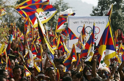En marge du 49è anniversaire de l'exil du Dalaï Lama, des Tibétains réfugiés à Dharamsala, en Inde, protestent contre les "violations des droits de l'homme" commises par la Chine au Tibet, à cinq mois des Jeux olympiques de Pékin.(Photo : AFP)