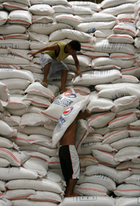 Des travailleurs entreposant des sacs de riz à Manille, aux Philippines.(Photo : Reuters)