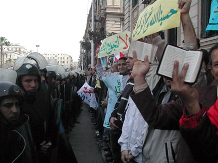 Manifestation très encadrée de sympathisants des Frères musulmans à Alexandrie ce dimanche 9 mars.(Photo : AFP)