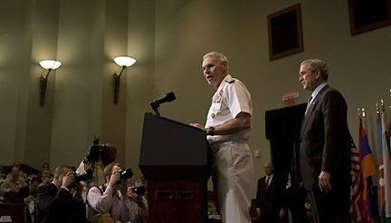 William Fallon (à gauche) et George Bush, le 1er mai 2007.(Photo : AFP)