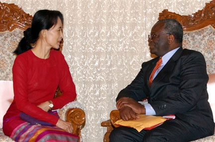 L'émissaire spécial de l'ONU Ibrahim Gambari (d) a rencontré l'opposante Aung San Suu Kyi ce samedi 8 mars à Rangoon.(Photo : AFP)