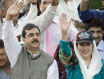 Yousouf Raza Gilani en compagnie de Benazir Bhutto, le 18 octobre 2007.(Photo : Reuters)