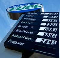 Une station de San Diego, aux Etats-Unis affiche les prix des carburants en augmentation.  (Photo : Reuters)