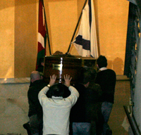 La dépouille d'Isais Carrasco est portée dans l'hôtel de ville de Mondragón dans le nord de l'Espagne.(Photo: Reuters)