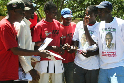 De jeunes militants de Simba Makon avec des tracts et des T-shirts à l'éffigie du candidat.(Photo : Marina Burgeon/RFI)