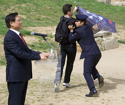 La police grecque intercepte un militant de RSF durant le discours du représentant olympique chinois, le 24 mars 2008.(Photo : Reuters)