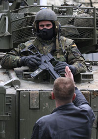 Face à face à Mitrovica ce 18 mars entre un Serbe du Kosovo et un soldat de l'Otan.(Photo : Reuters)