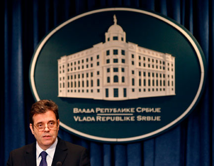 Le Premier ministre serbe Vojislav Kostunica annonçant sa démission lors d'une conférence de presse à Belgrade ce samedi 8 mars.(Photo : Reuters)