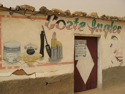Une façade de boutique dans le camp de Laayoune.(Photo : M.P. Olphand)