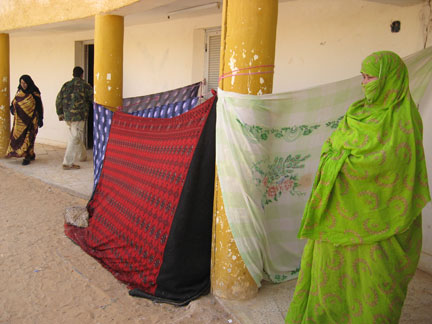 Dans la cour de l’hôpital du camp de Rabouni, une famille s’est installée pour veiller un malade.
(Photo : M.P. Olphand)
