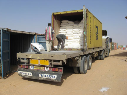  Le Programme alimentaire mondial distribue des aliments de base (farine, sucre, huile, céréales) aux réfugiés sahraouis.(Photo : M.P. Olphand)