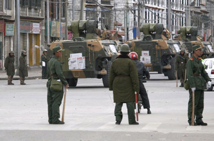 Un convoi militaire dans les rues de Lhassa, le 15 mars.(Photo : Reuters)
