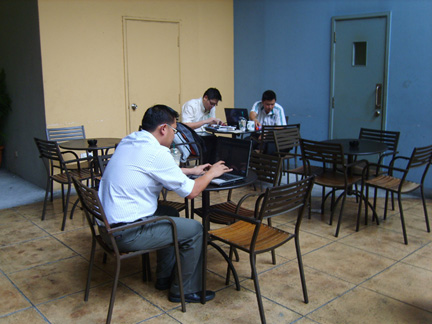 De nombreux cafés proposent des connections gratuites.(Photo: Solenn Honorine)