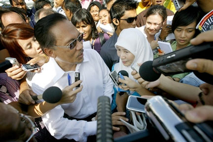 Le chef de l'opposition Anwar Ibrahim (g) avec son épouse, Wan Azizah Ismail, présidente du Parti de la justice et du peuple.(Photo : AFP)