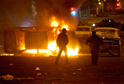 Des voitures de police en feu dans le centre d'Erevan, dans la soirée du 1er mars 2008.(Photo : Reuters)