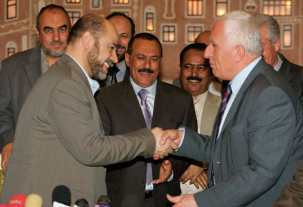 De g. à d., le responsable du Hamas, Moussa Abou Marzouk ; le président yéménite, Ali Abdallah Saleh et le délégué du Fatah, Azzam al-Ahmed.(Photo : Reuters)