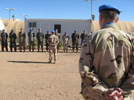 Cérémonie de changement de commandement dans la base d’Agouanit en territoire contrôlé par le Polisario, au sud-est du Sahara occidental. Les 230 observateurs militaires de la Minurso se relaient ainsi en plein désert depuis 1991. Le mandat de la Minurso est d’organiser un référendum d’autodétermination. Mais aujourd’hui, le travail des observateurs onusiens consiste à faire respecter le cessez-le-feu entre les deux parties.(Photo : M.P. Olphand)