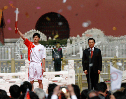 Le président chinois, Hu Jintao, a remis la flamme olympique au premier relayeur, l'athlète Liu Xiang.(Photo : Reuters)