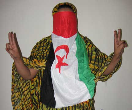 Dans le salon d'une maison à Smara, une jeune fille sahraouie porte sur le visage le drapeau de la RASD (République arabe sarahouie démocratique), de peur d'être identifiée. (Photo : M.Pierre Olphand/ RFI)