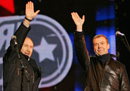 Vladimir Poutine (g) et le nouveau président Dmitri Medvedev saluent la foule, pendant un concert, à Moscou, le 2 mars 2008.(Photo : Reuters)