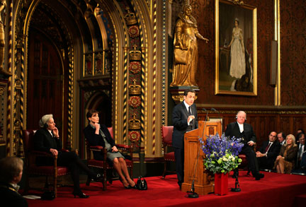 Le président français Nicolas Sarkozy s'adresse aux membres des deux chambres du Parlement, dans la galerie royale du Palais de Westminster, à Londres, le 26 mars 2008. Sur la gauche, sa femme, Carla Bruni. (Photo : Reuters)