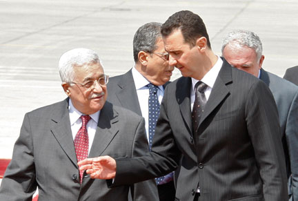 Le président syrien Bachar al-Assad (d) a accueili le président palestinien Mahmoud Abbas (g) à l'aéroport de Damas, le 28 mars 2008.(Photo : Reuters)
