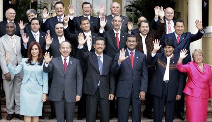 La photo de famille des chefs d'Etat prise avant le début du sommet du Groupe de Rio.(Photo : Reuters)