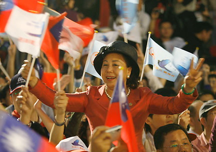 Des partisans du Kuomintang fêtent la victoire de Ma Ying-jeou,  le 22 mars 2008.(Photo : Reuters)