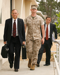 Le caporal Stephen Tatum et son avocat Jack Zimmerman, au camp de la Marine américaine de Pendleton en Californie, le 16 juillet 2007.(Photo : Reuters)