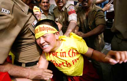 Arrestation d'un exilé tibétain durant une manifestation devant l'ambassade de Chine en Inde, le 12 mars 2008. (Photo : Reuters)
