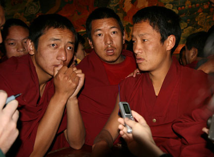  Des moines tibétains ont perturbé ce jeudi 27 mars un point de presse officiel dans un temple de Lhassa en accusant les autorités chinoises de mentir sur les troubles des deux dernières semaines.(Photo : Reuters)