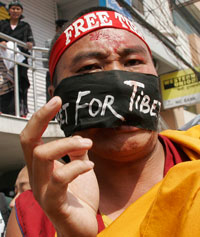 Un moine tibétain, lors de la manifestation à Katmandou du 24 mars 2008.(Photo : Reuters)